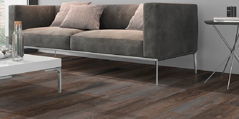 Poser une lame vinyle rigide sur un sol pas droit, bonne ou mauvaise idée