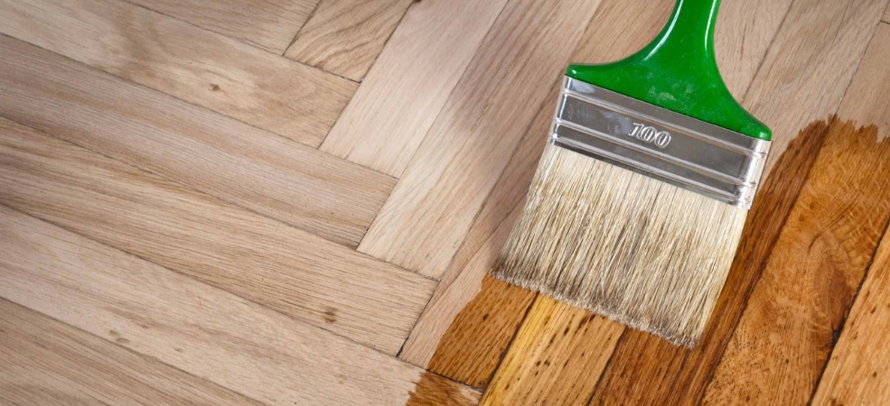 La différence entre une huile et un vernis pour votre parquet